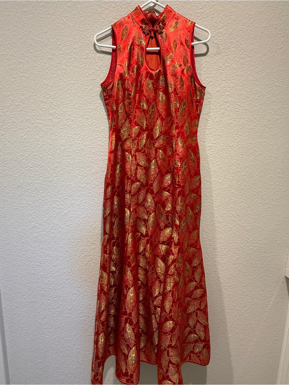 Red Sleeveless Mandarin Collar Dress with Gold Leaf Pattern